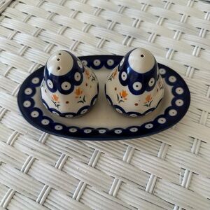Polish Pottery Hand-Painted Ceramic Salt and Pepper Shaker Set in Navy and Cream